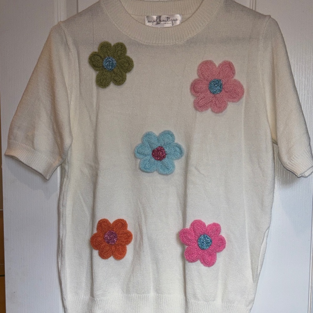 MOD BOUTIQUE WHITE SWEATER W/ RAISED COLORFUL FLOWERS SHORT SLEEVES SIZE MEDIUM